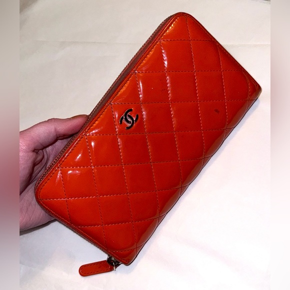 AUTHENTIC CHANEL Coral Orange Matelasse Patent Interlocking C CC Quilted Wallet - Picture 3 of 16